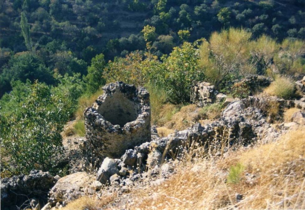 Ερείπια της καμινάδας της επεξεργασίας αντιμονίου